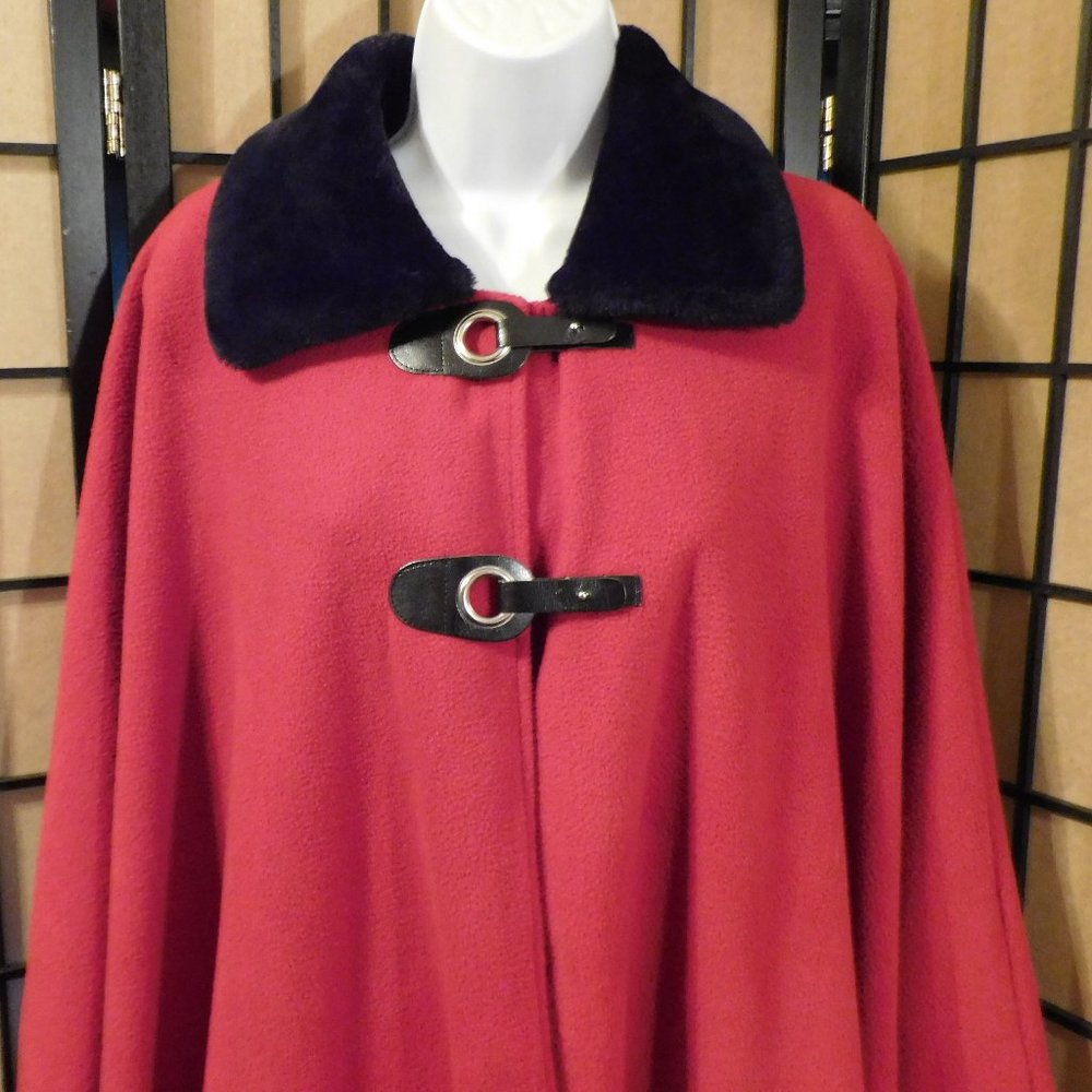 LEMODA RED CAPE - Picture 2 of 8